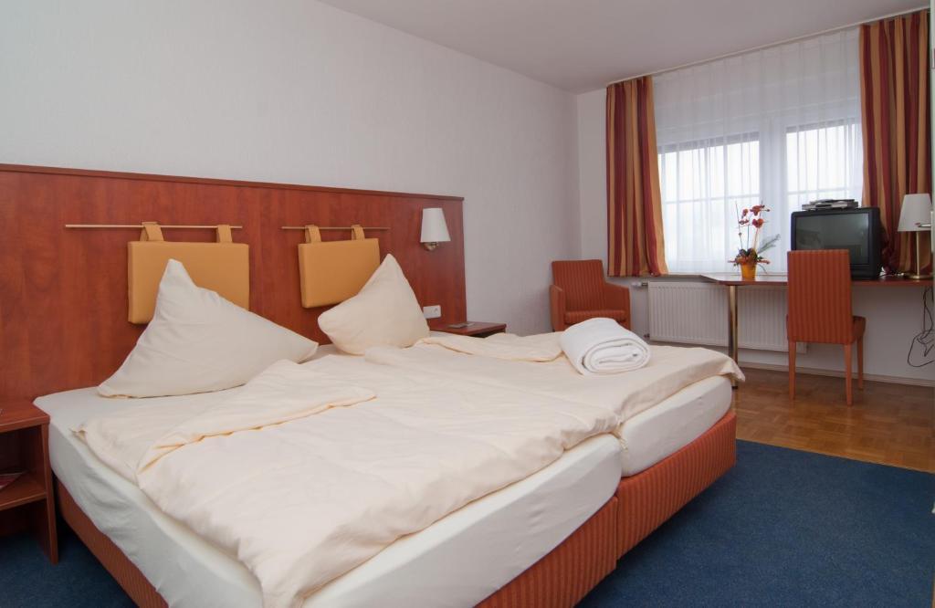 Hotel -Restaurant Taormina Birkenfeld  エクステリア 写真