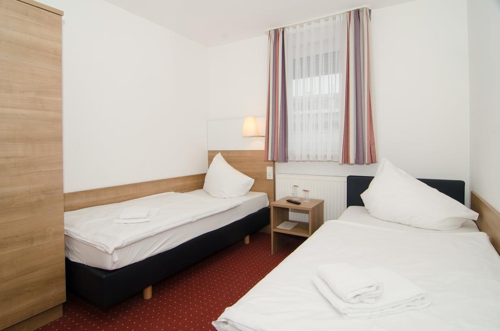 Hotel -Restaurant Taormina Birkenfeld  エクステリア 写真