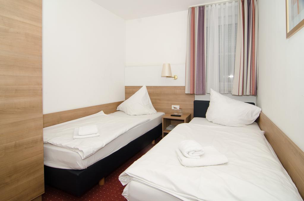Hotel -Restaurant Taormina Birkenfeld  エクステリア 写真