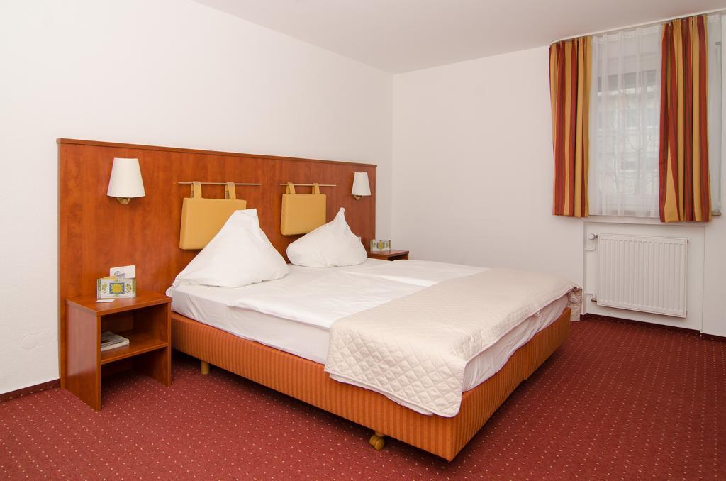 Hotel -Restaurant Taormina Birkenfeld  エクステリア 写真