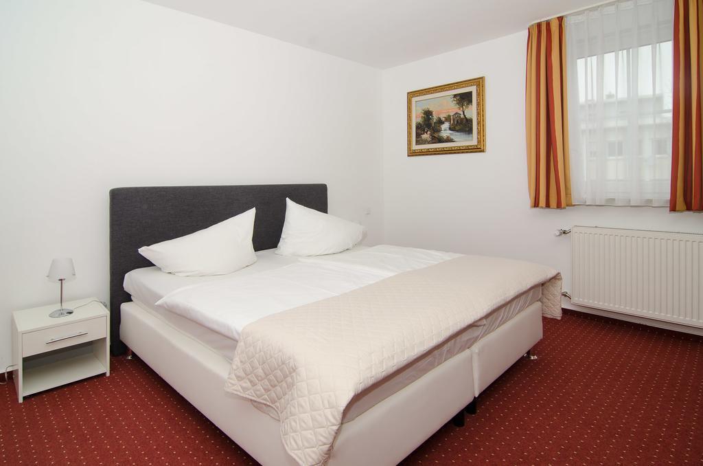 Hotel -Restaurant Taormina Birkenfeld  エクステリア 写真