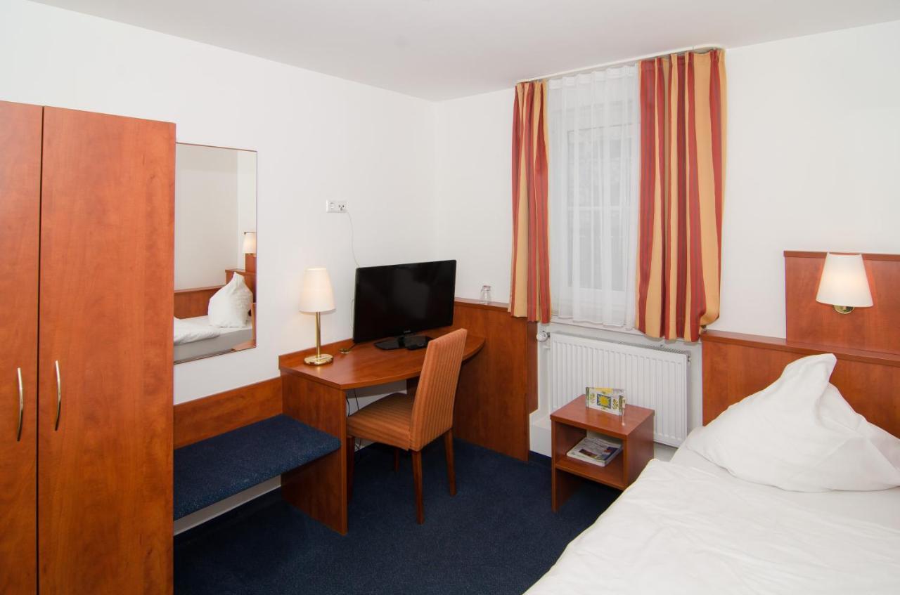 Hotel -Restaurant Taormina Birkenfeld  エクステリア 写真